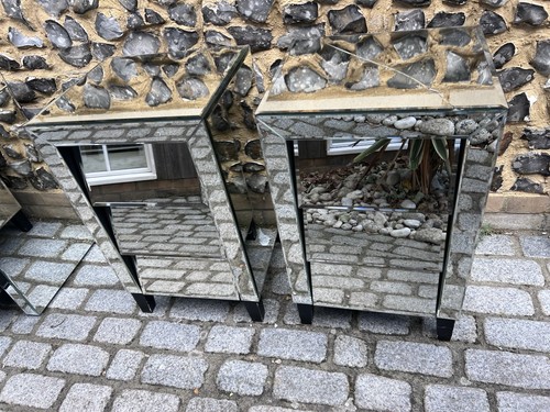 Pair mirrored side - mirrored,